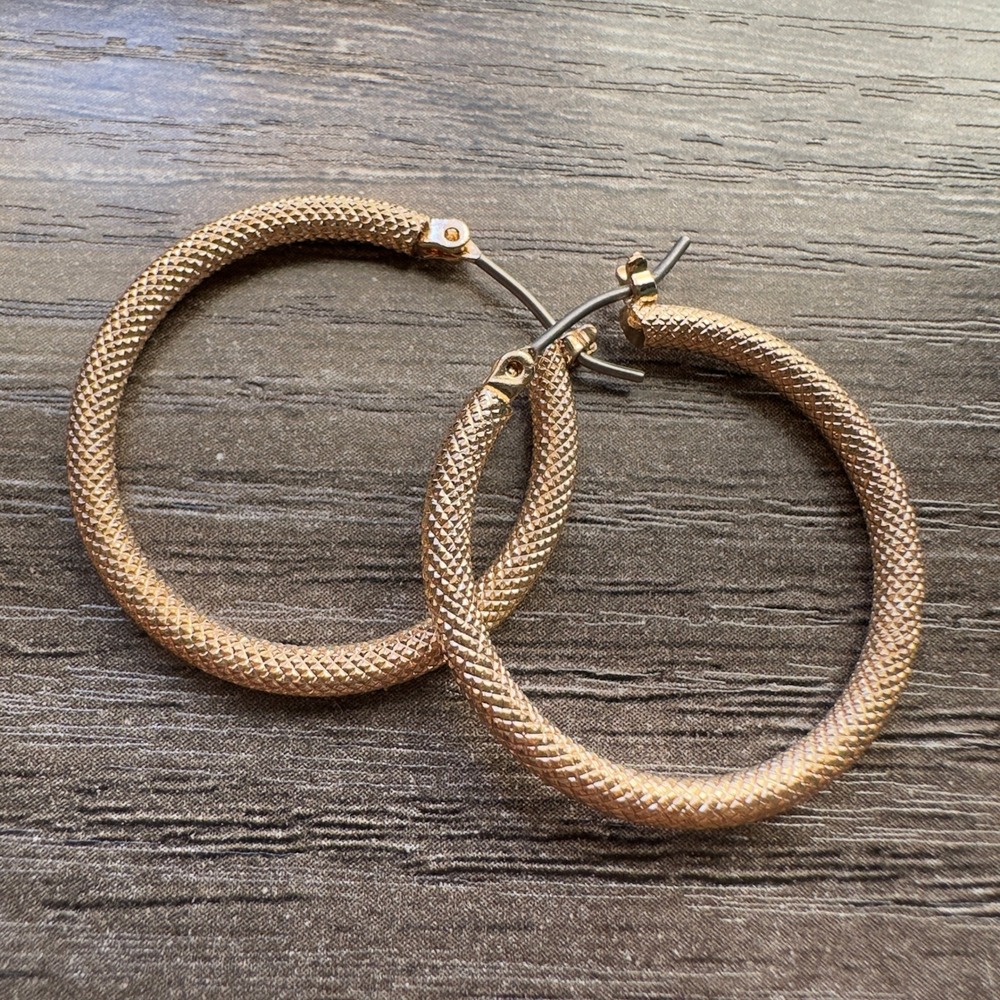 Avon Timeless Texture 1" Hoop Earrings Gold Tone 2014 Classic Costume Jewelry